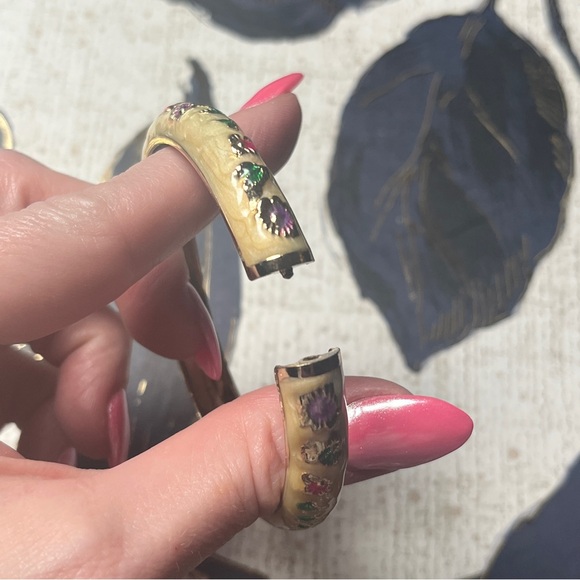 Vintage Gold Cream Pink and Green Floral Flower Enamel Snap Bangle Bracelet D2 - Picture 4 of 9